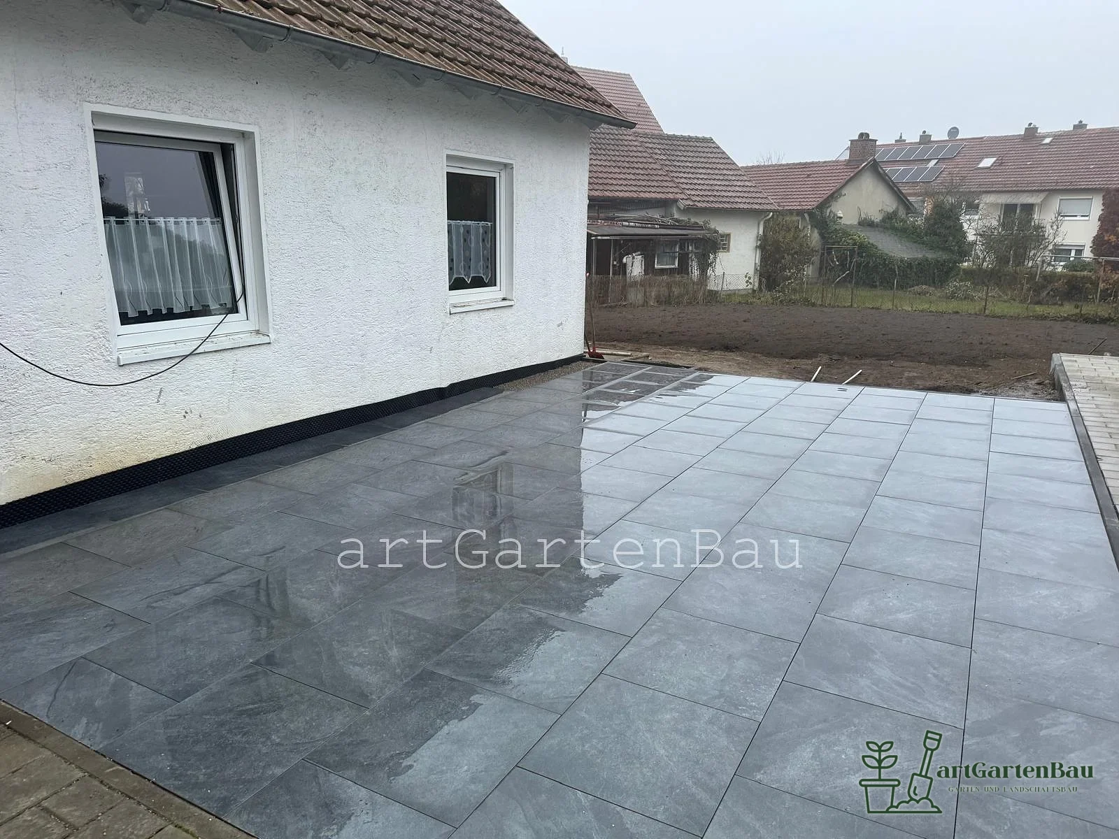 Gepflasterte Terrasse mit grauen großformatigen Platten