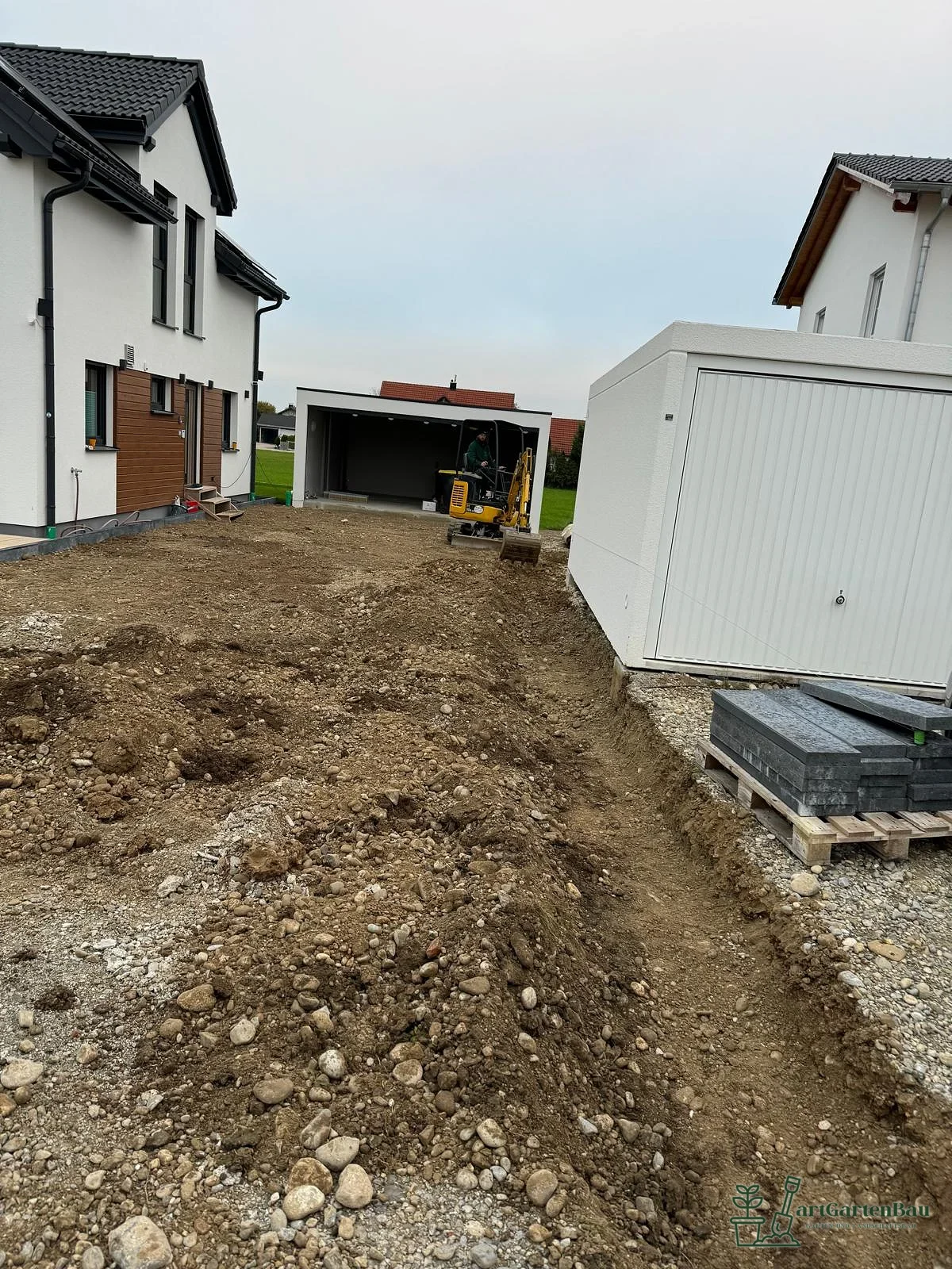 Vorbereitete Einfahrt mit Erdarbeiten vor der Pflasterung