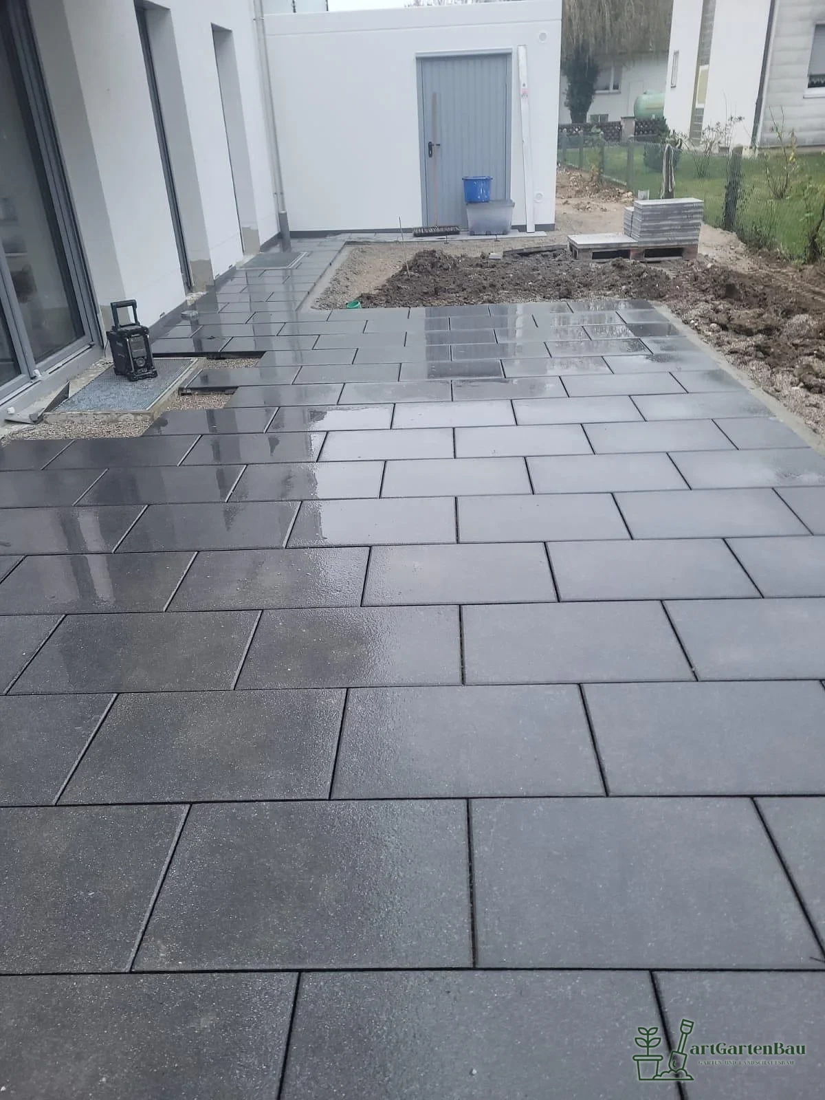 Terrasse am Haus mit großformatigen grauen Platten