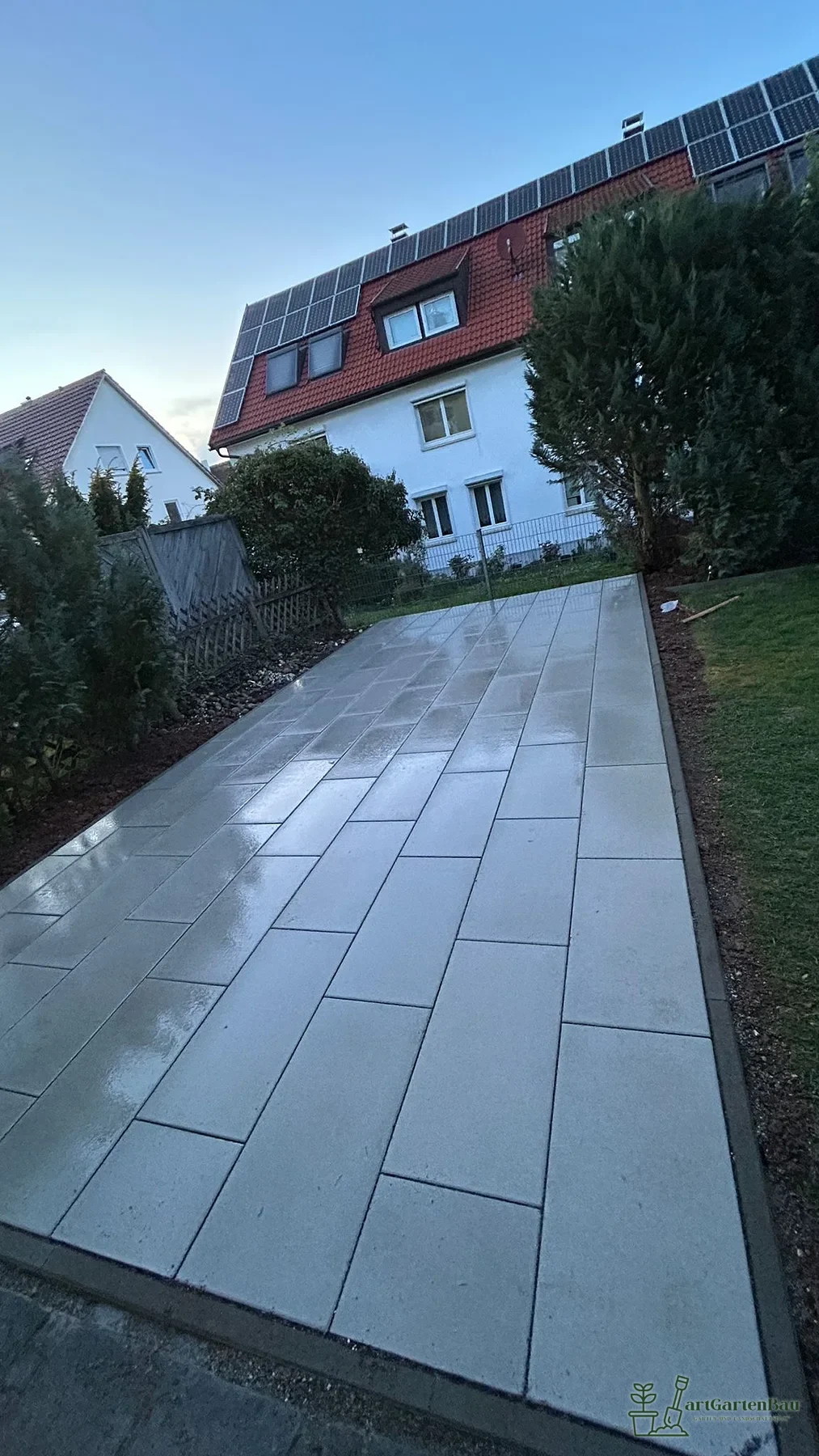 Langer Seitenweg mit großformatigen Platten