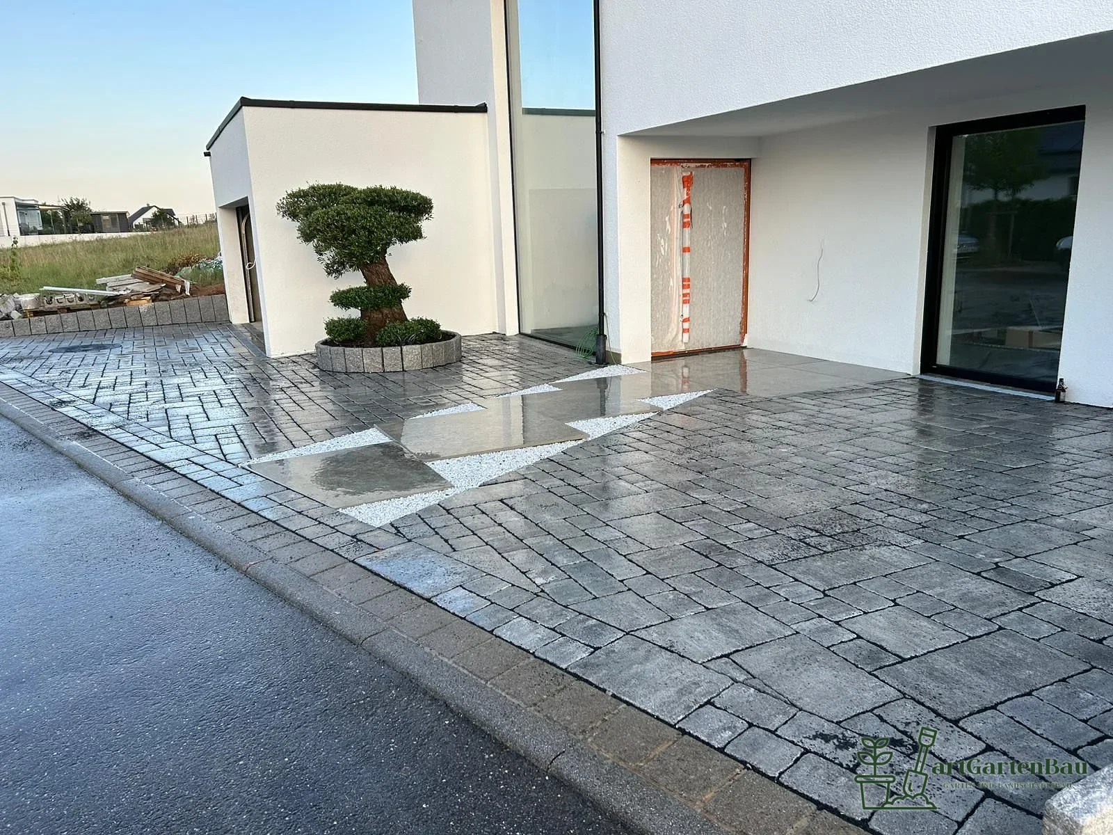 Gepflasterter Eingangsbereich mit Zierbaum und Kiesbeet