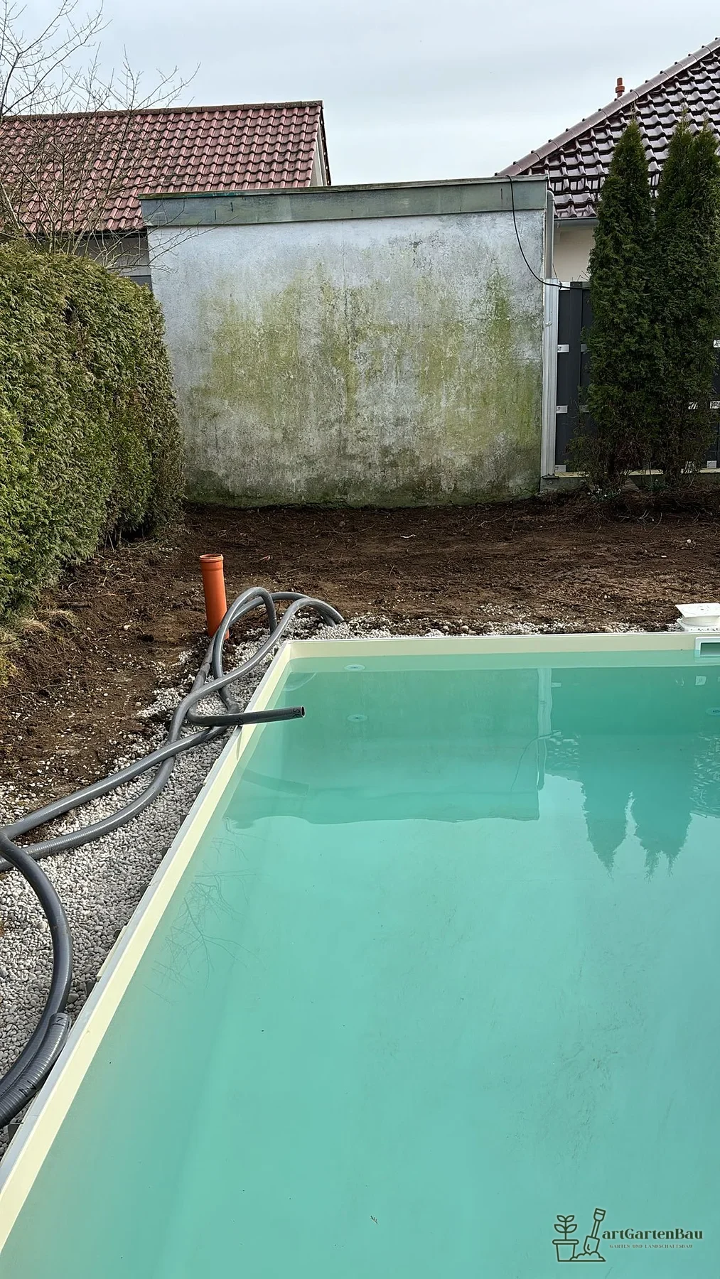 Poolbereich während der Vorbereitung der Umrandung