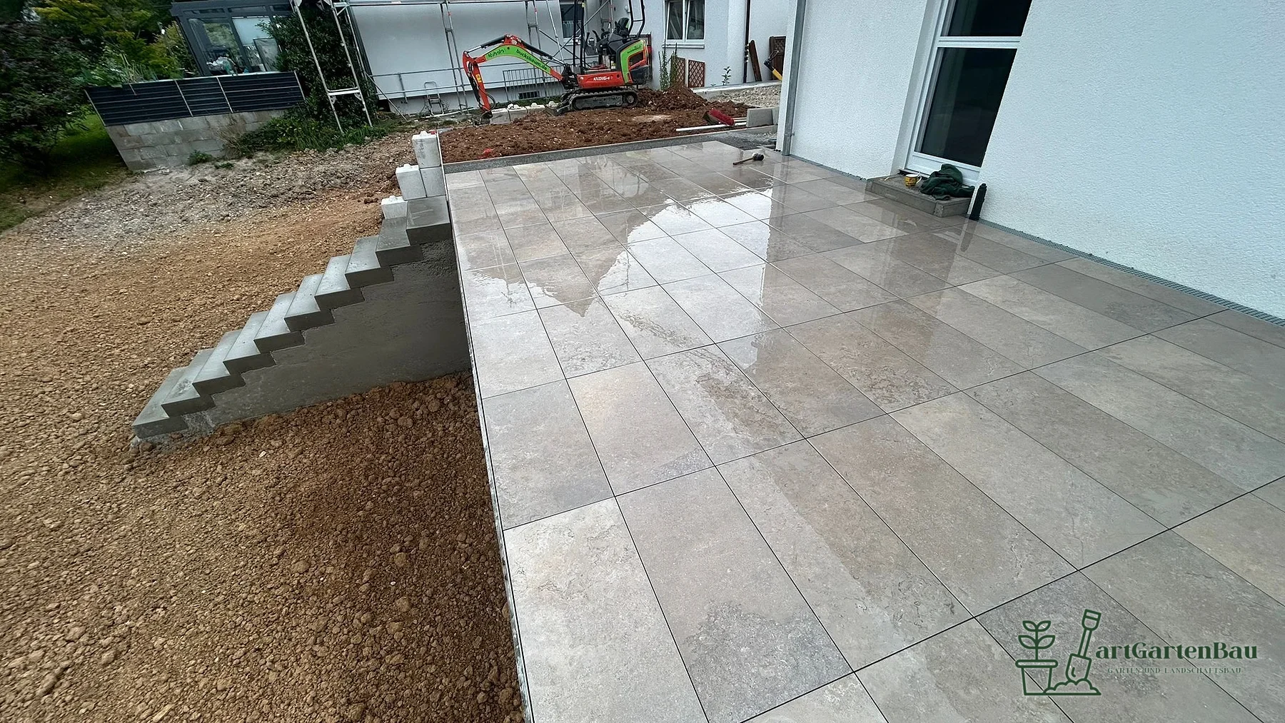 Terrasse mit Stufenanlage und hellen großformatigen Platten