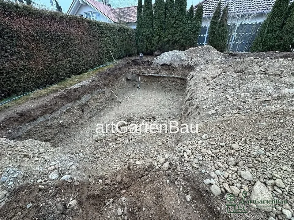 Gartenfläche während Erdarbeiten und Untergrundvorbereitung