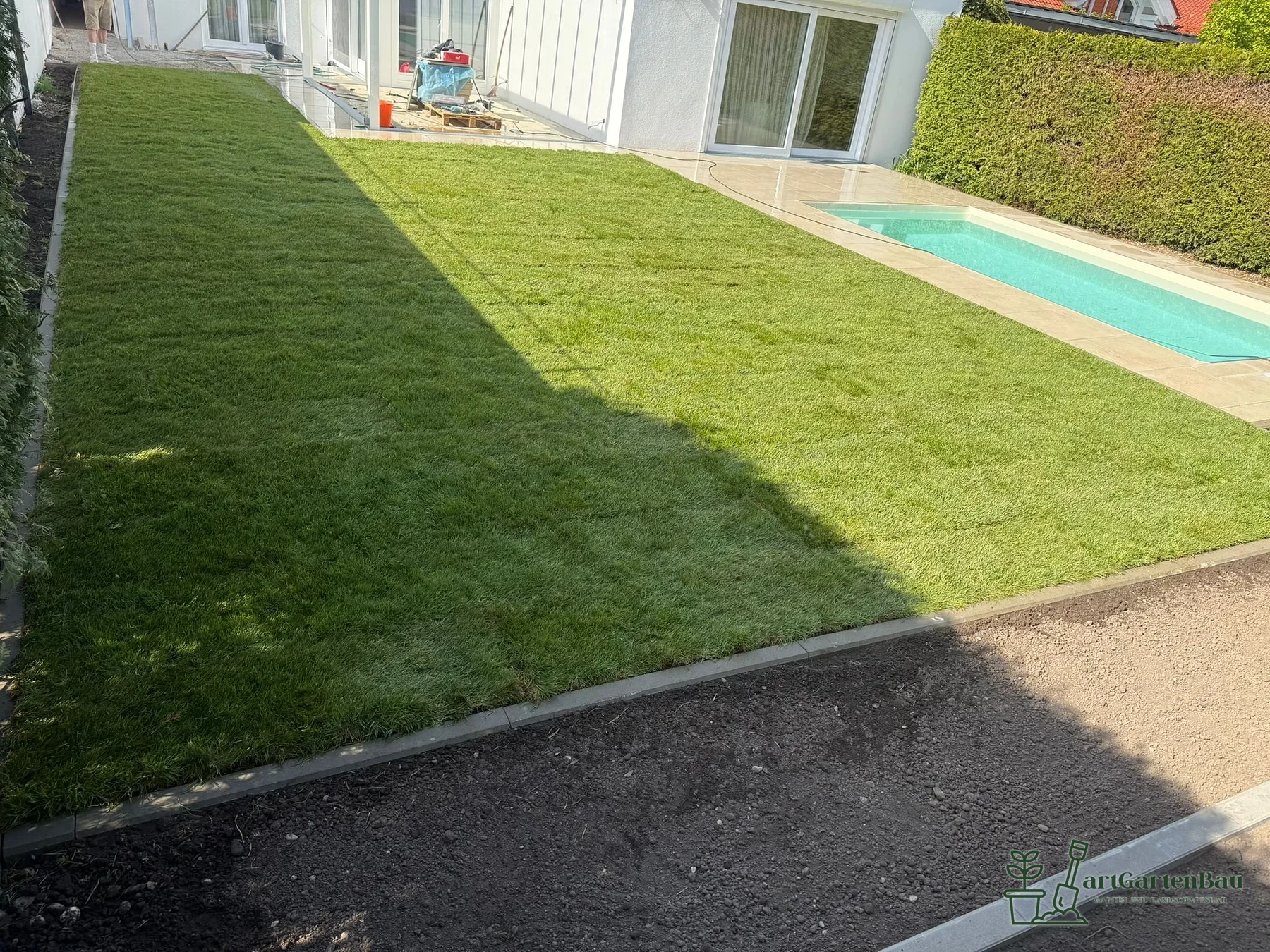 Fertige Rasenanlage neben einem Poolbereich