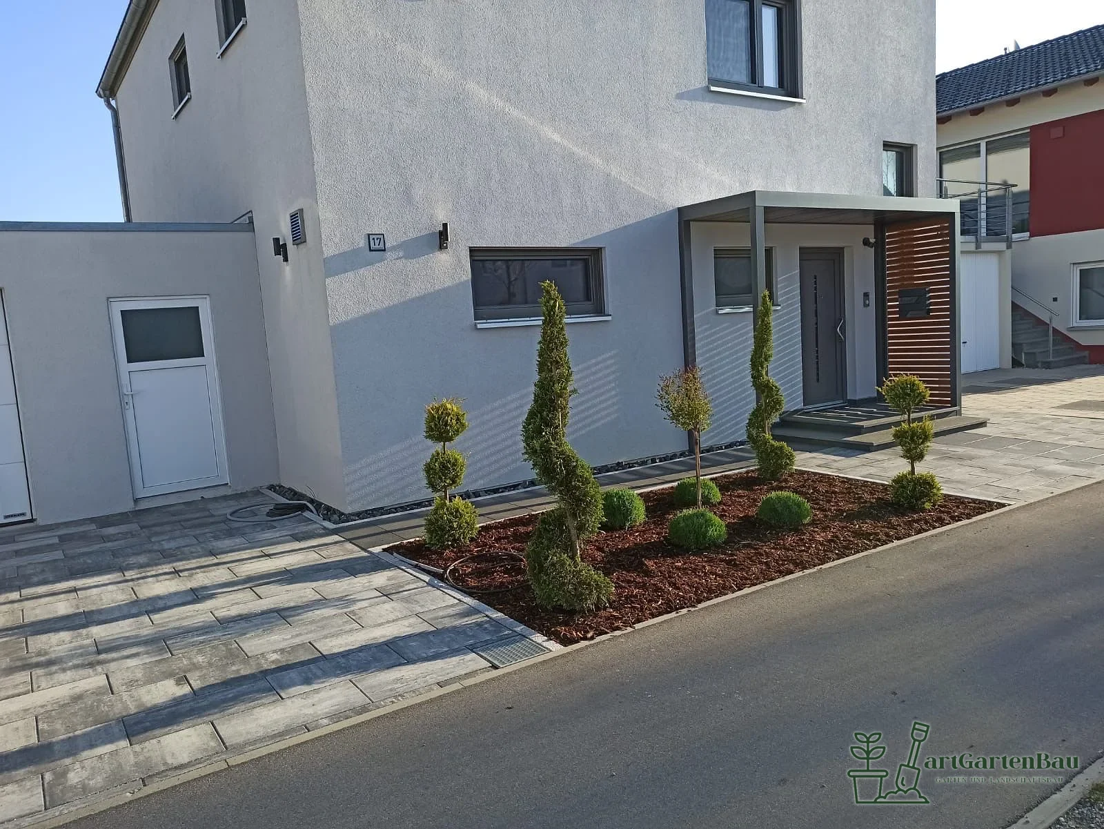 Gepflegter Vorgarten und Eingangsbereich mit Pflanzbeet